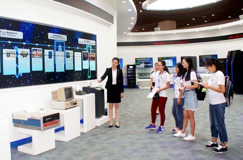 山东师范大学校研究生暑期社会实践队在济南高新区参观。