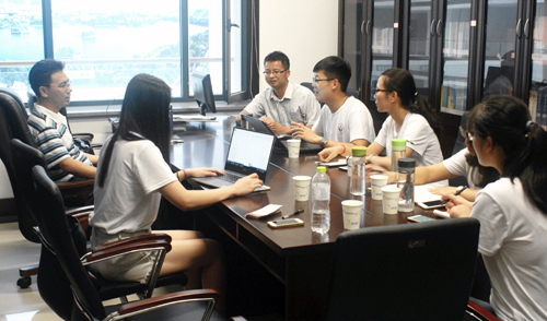 山东师范大学校研究生暑期社会实践队就新旧动能转换进行座谈。